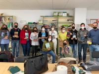 Los profesores del CEPA Polígono participando en el amigo invisible con motivo del Día del Libro